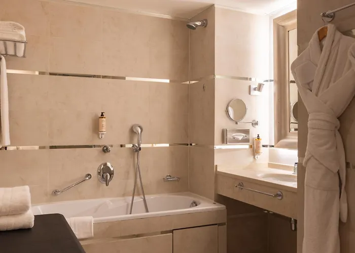 Hotel Renoir Cannes